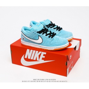 $77.00,Nike SB Dunk Low Sneakers Unisex in 232582