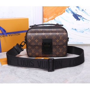 $185.00,2021 Louis Vuitton 21*15*4cm Belt Bag in 247702