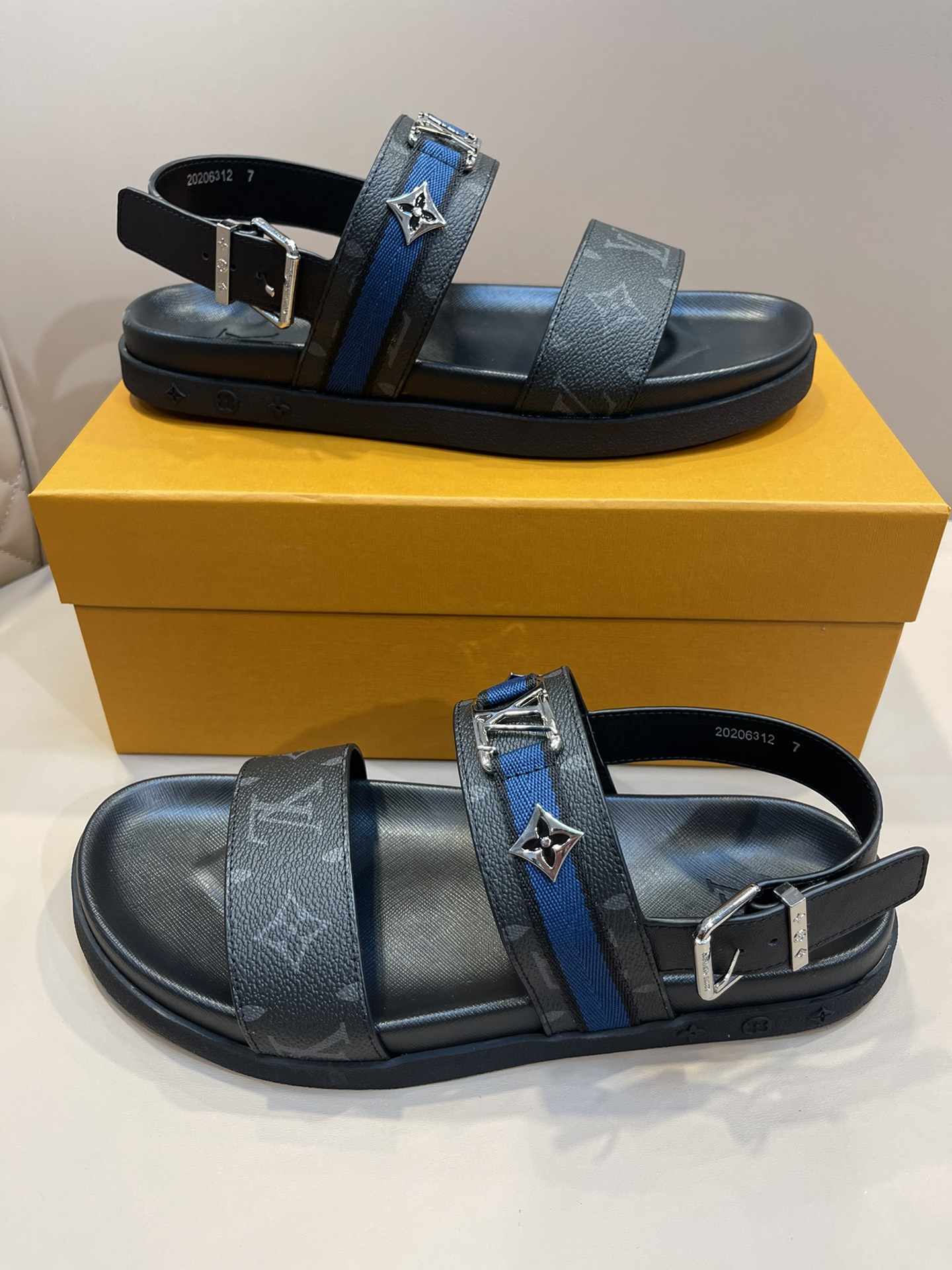 Louis Vuitton Sandals Unisex # 251326