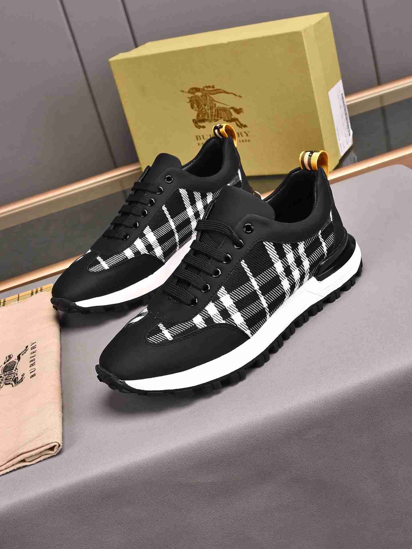 Burberry Black Check Almond toe Low Top Lace Up Sneakers For Men in 259233