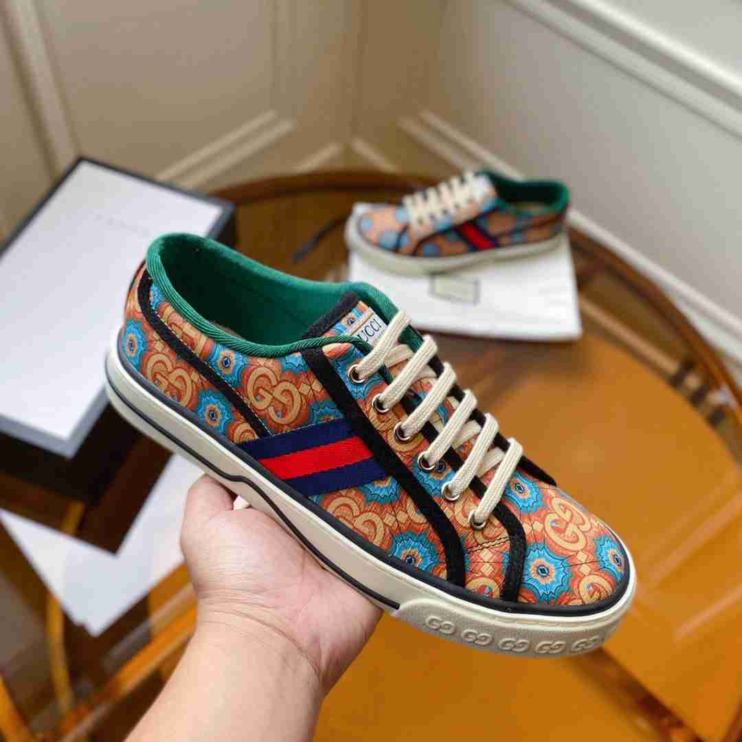 Gucci GG Print Lace Up Low Top Sneaker For Men in 259292