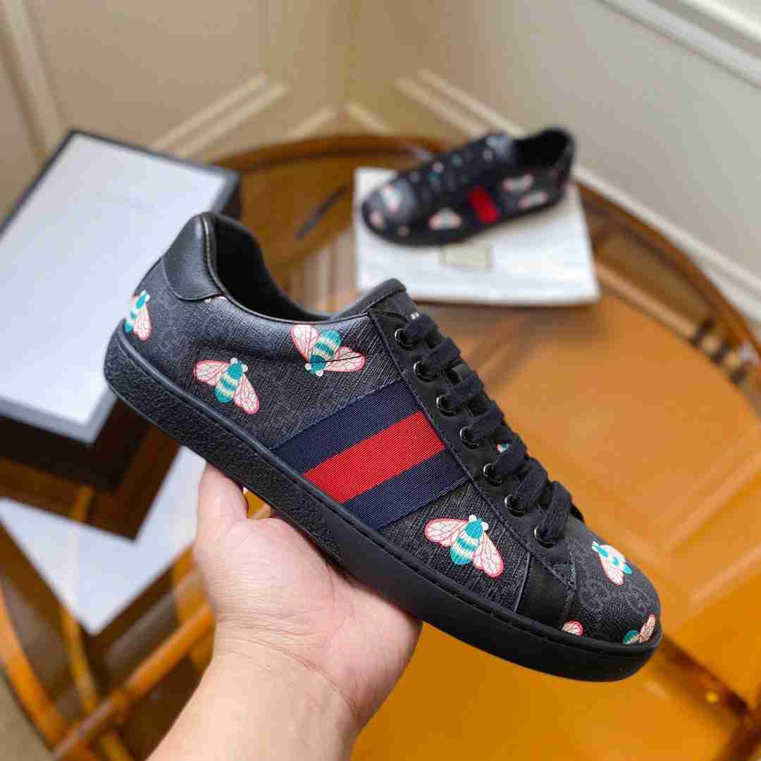 Gucci GG Coated Canvas Lace Up Low Top Sneaker For Men in 259293
