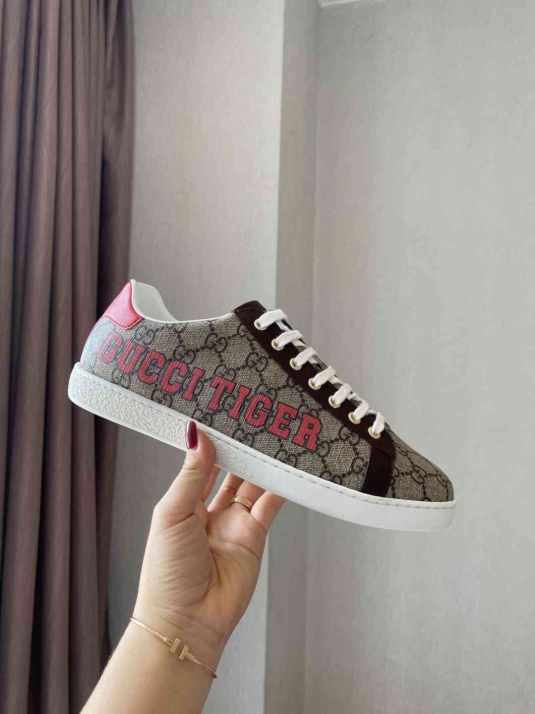 Gucci Ace Gucci Tiger Printed Low Top Sneaker Unisex in 259328