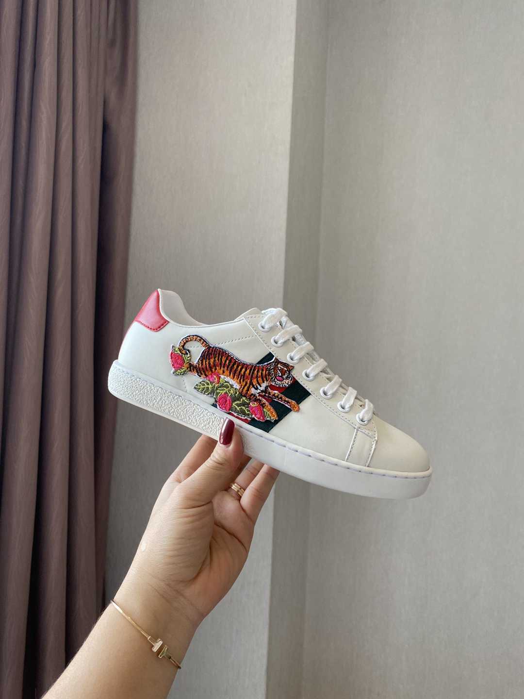 Gucci Ace Tiger Embroidered Low Top Sneaker Unisex in 259329