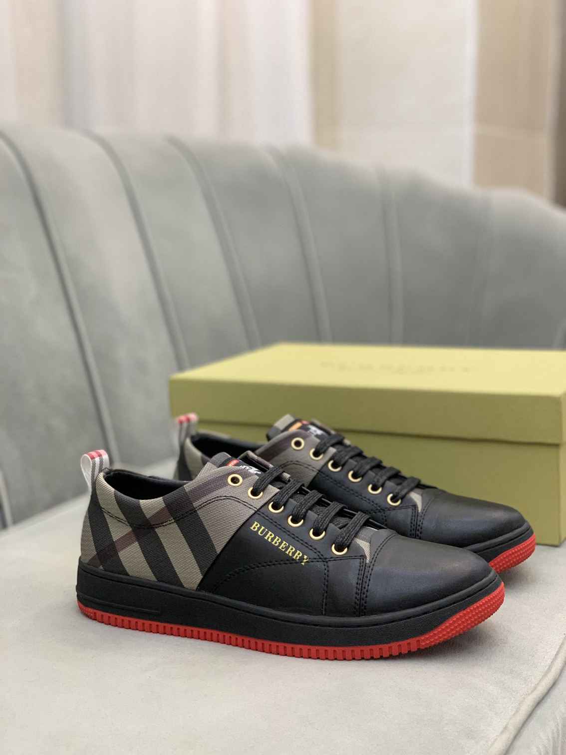 Gucci Lace Up Sneaker Unisex in 259387