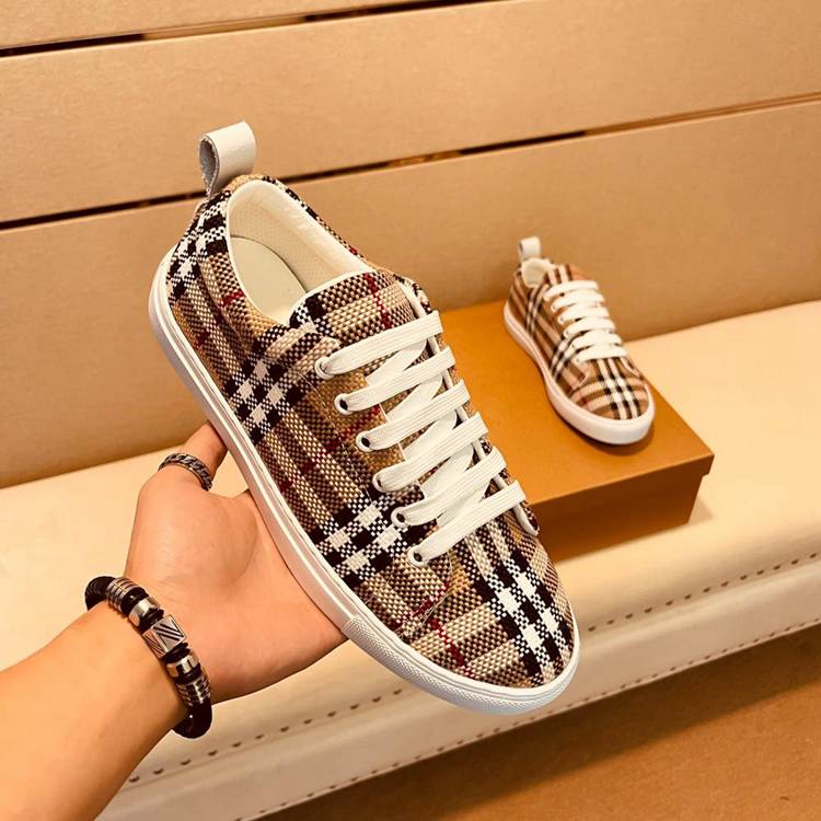 Burberry Lace Up Sneaker Unisex in 259433