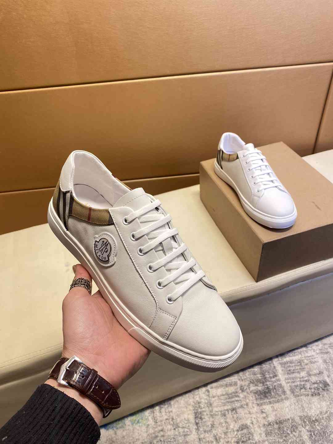 Burberry Lace Up Sneaker Unisex in 259434