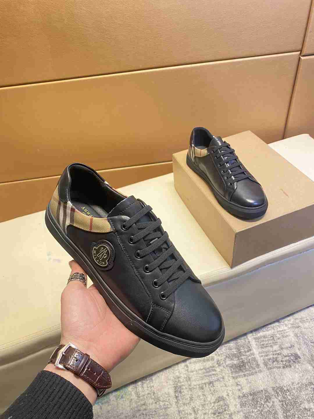 Burberry Lace Up Sneaker Unisex in 259435