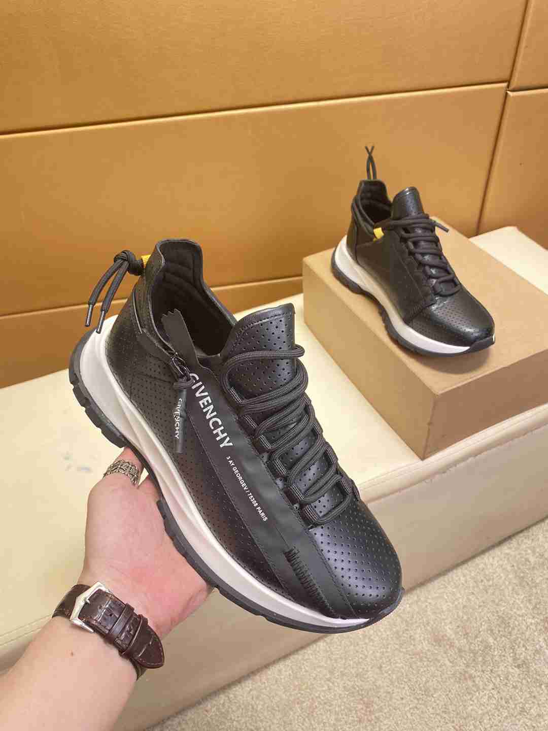 Givenchy Lace Up Sneaker For Men in 259454