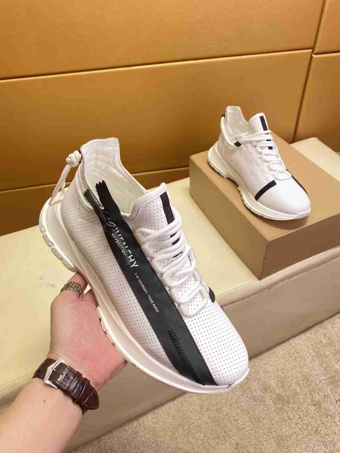 Givenchy Lace Up Sneaker For Men in 259456