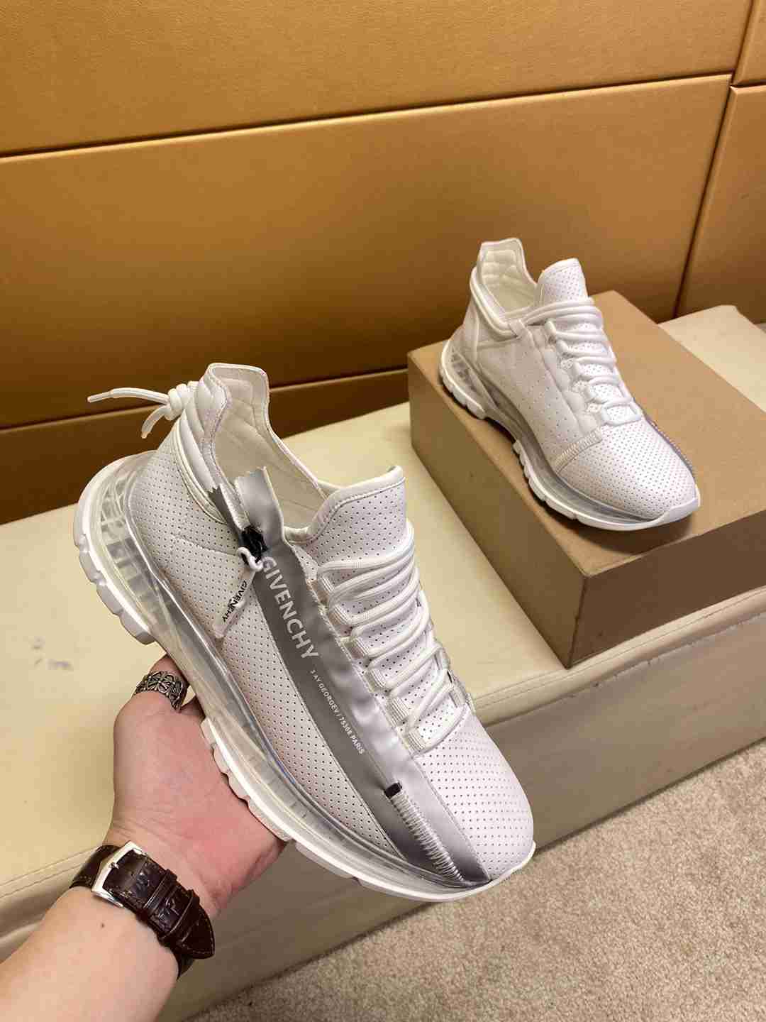 Givenchy Lace Up Sneaker For Men in 259458