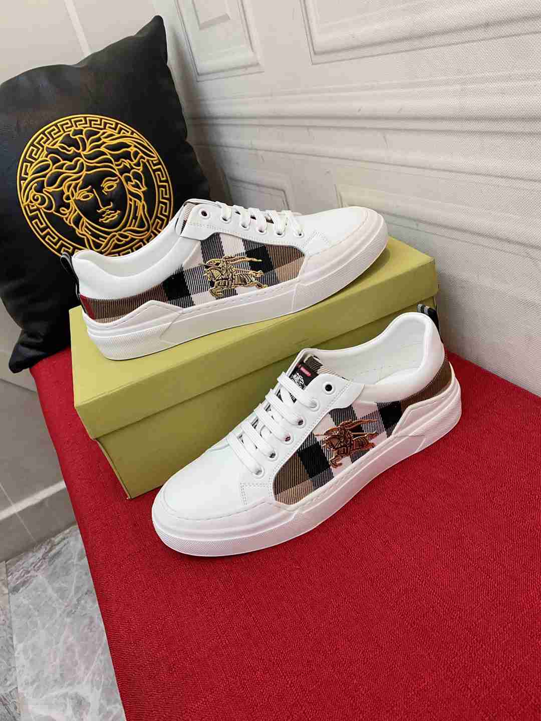Burberry Lace Up Sneaker For Men in 259540