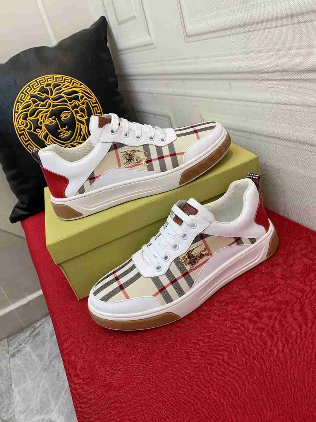 Burberry Lace Up Sneaker For Men in 259541