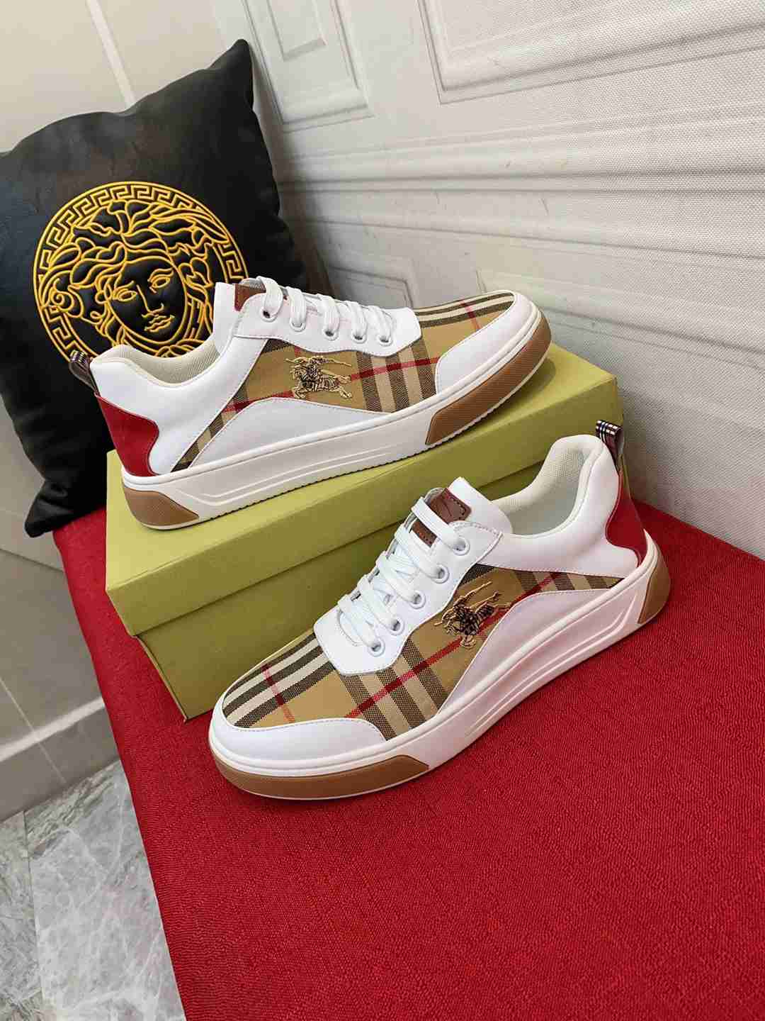 Burberry Lace Up Sneaker For Men in 259542