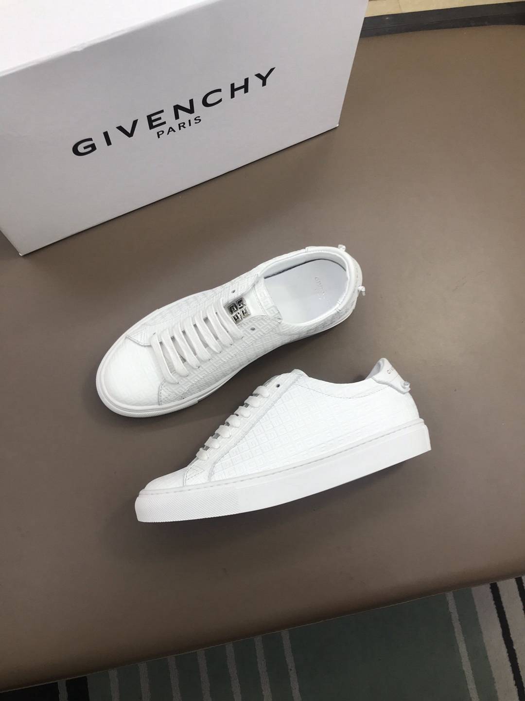 Givenchy Lace Up Sneaker For Men in 260022