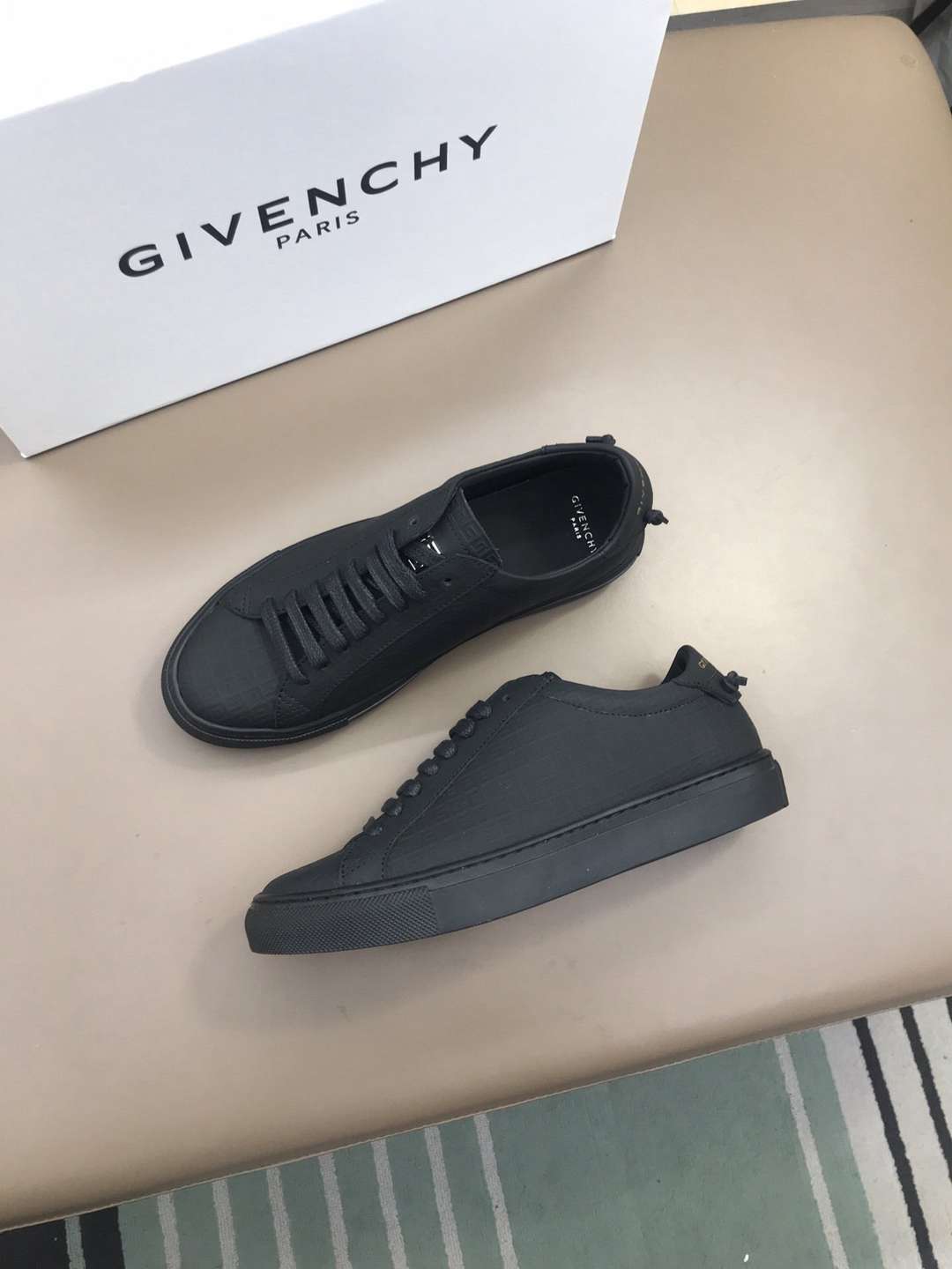 Givenchy Lace Up Sneaker For Men in 260023