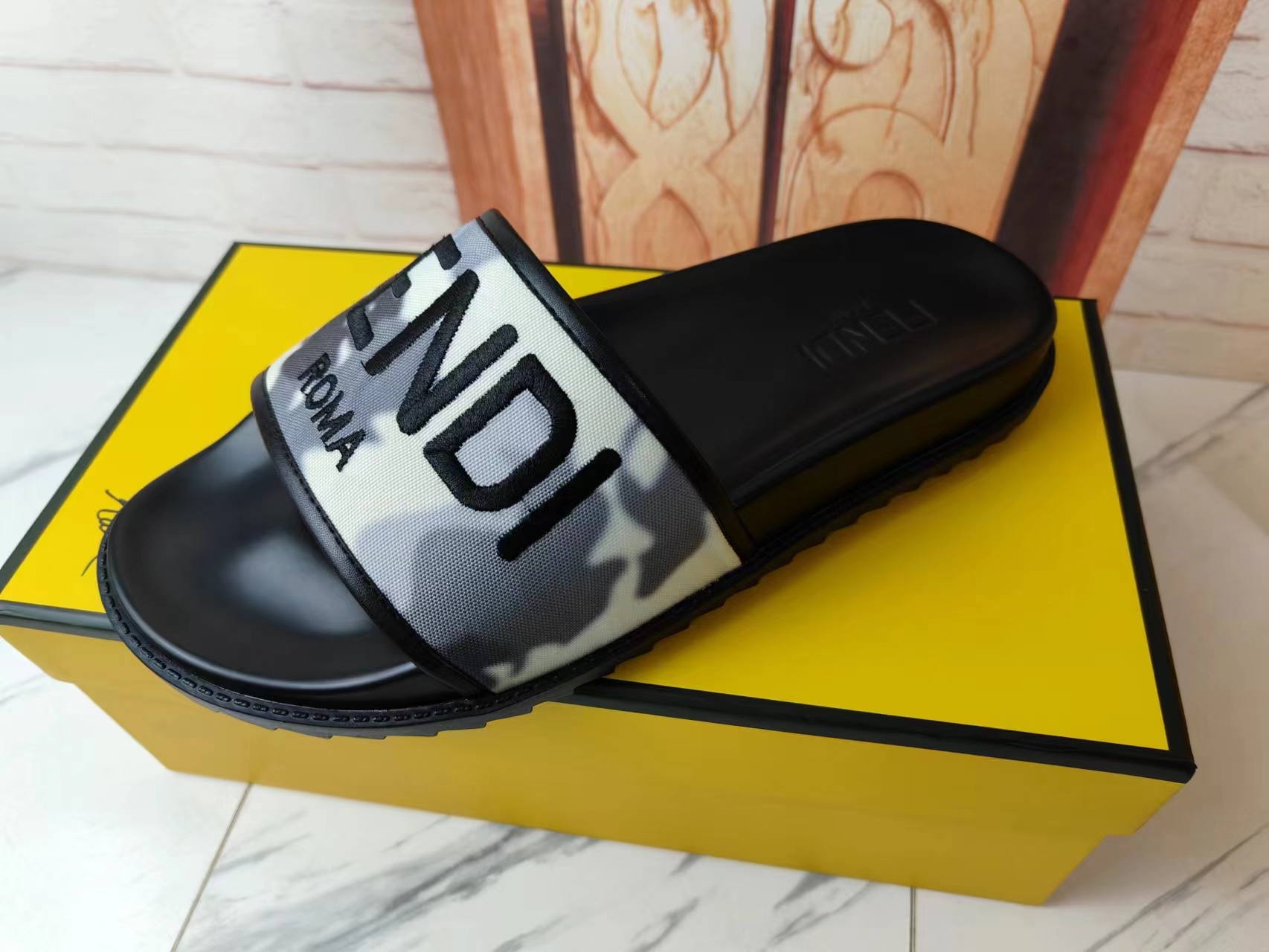 Fendi Slippers Unisex # 278756