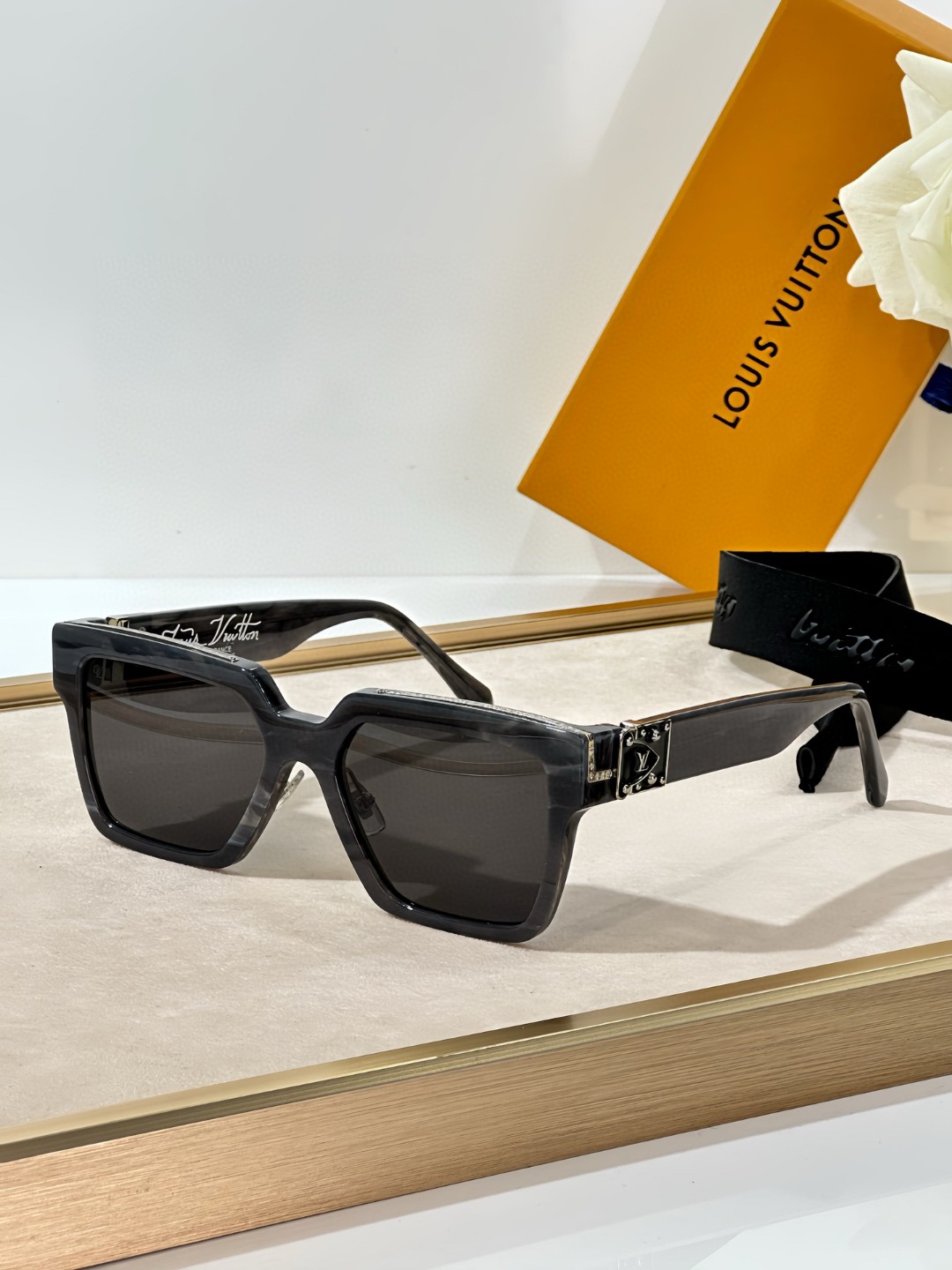 Louis Vuitton Sunglasses # 286499