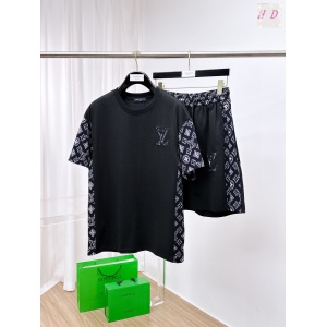 $65.00,Louis Vuitton Tracksuits For Men # 291939