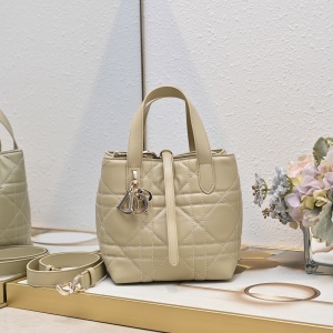 $105.00,Dior Handbag For Women # 292185
