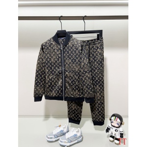 $89.00,Louis Vuitton Tracksuits For Men # 294187