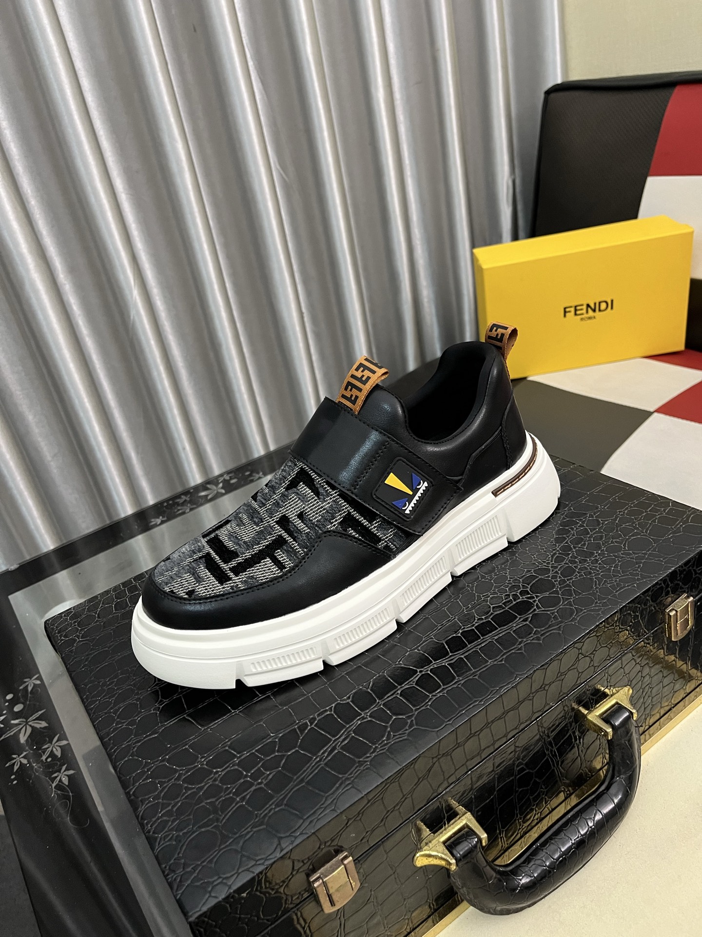 Fendi Casual Sneakers For Men # 295301