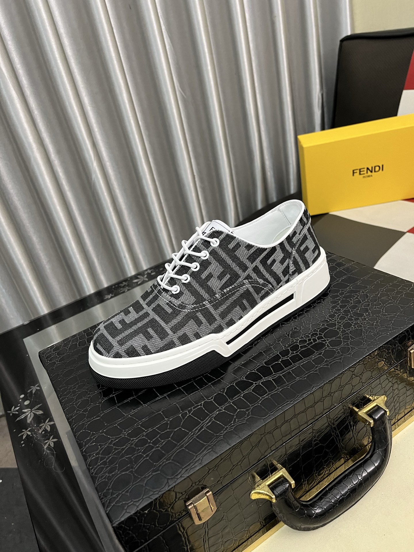 Fendi Casual Sneakers For Men # 295305