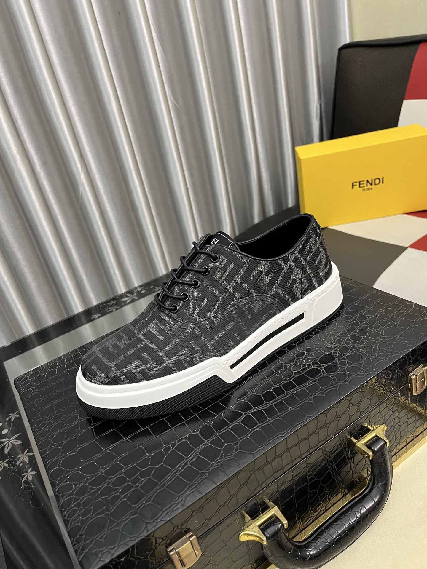 Fendi Casual Sneakers For Men # 295307