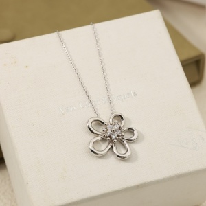 $29.00,Van Cleef&Arpels Necklace For Women # 297428