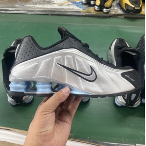 $68.00,Nike Shox R4 Sneaker Unisex # 298259