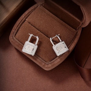 $26.00,Vivienne Westwood Earrings For Women # 299433