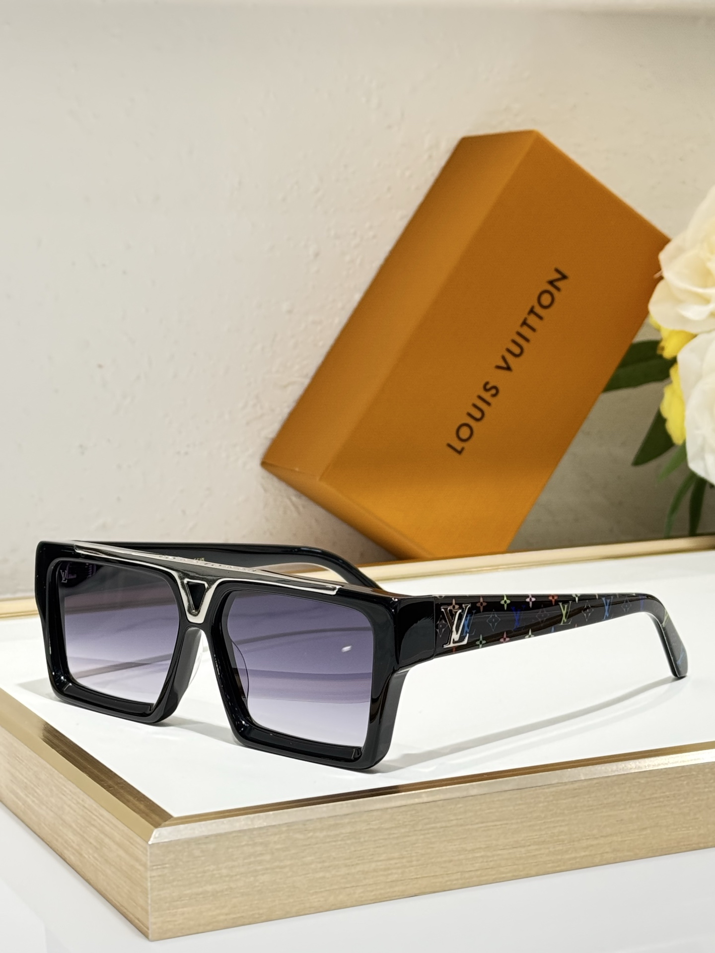 Louis Vuitton Sunglasses # 303336