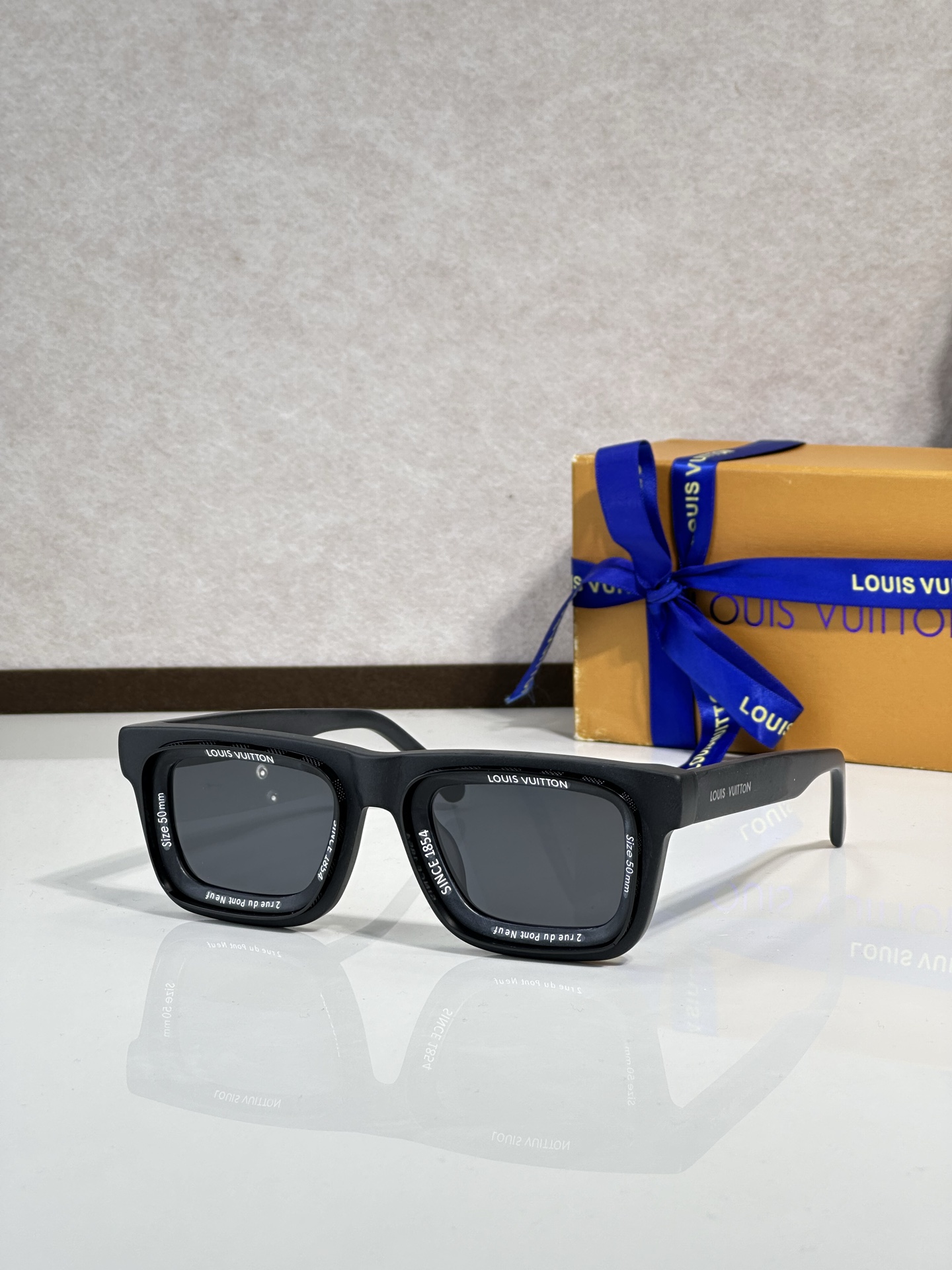 Louis Vuitton Sunglasses # 303482